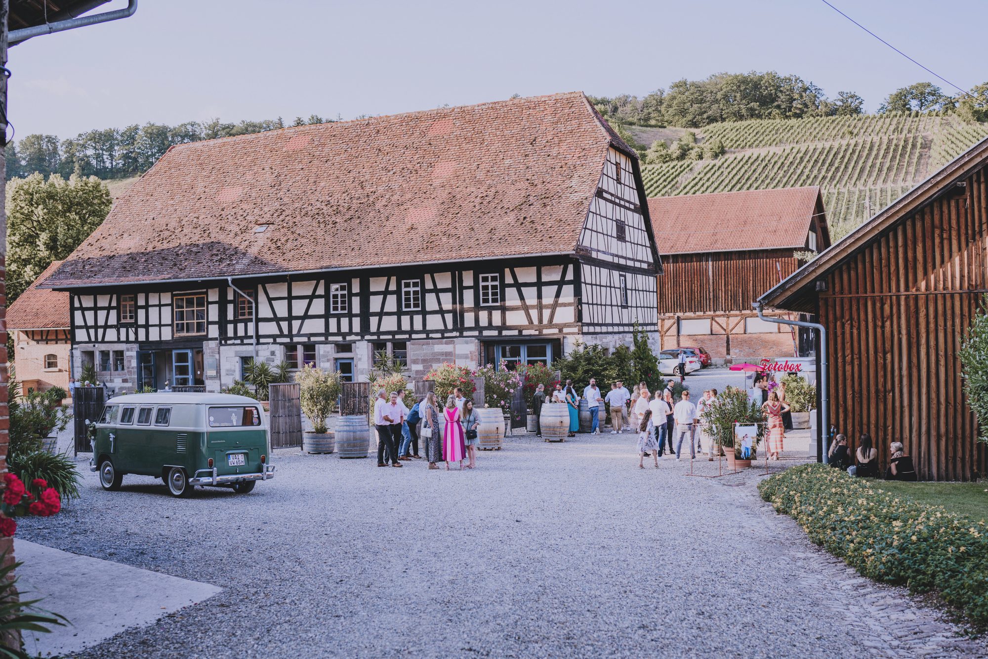 Brautpaar im Innenhof des Steinbachhofs